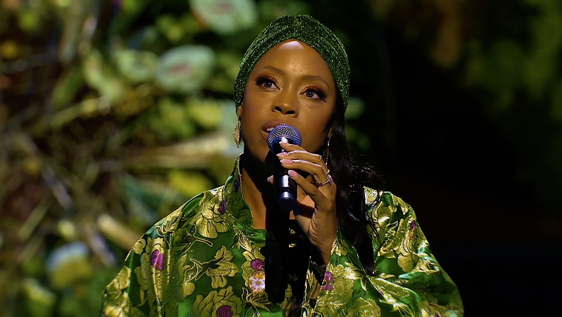 Kiralina singing at the noble ceremony in green kimono