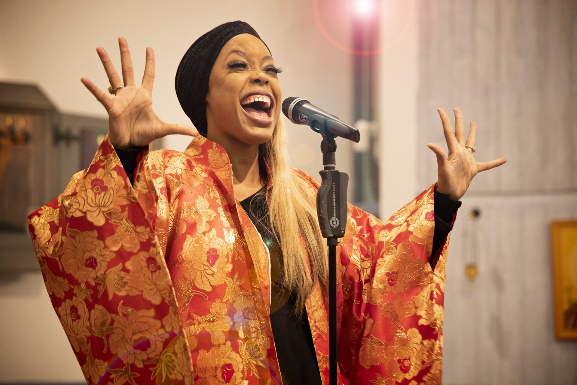 Kiralina is singing with red kimono